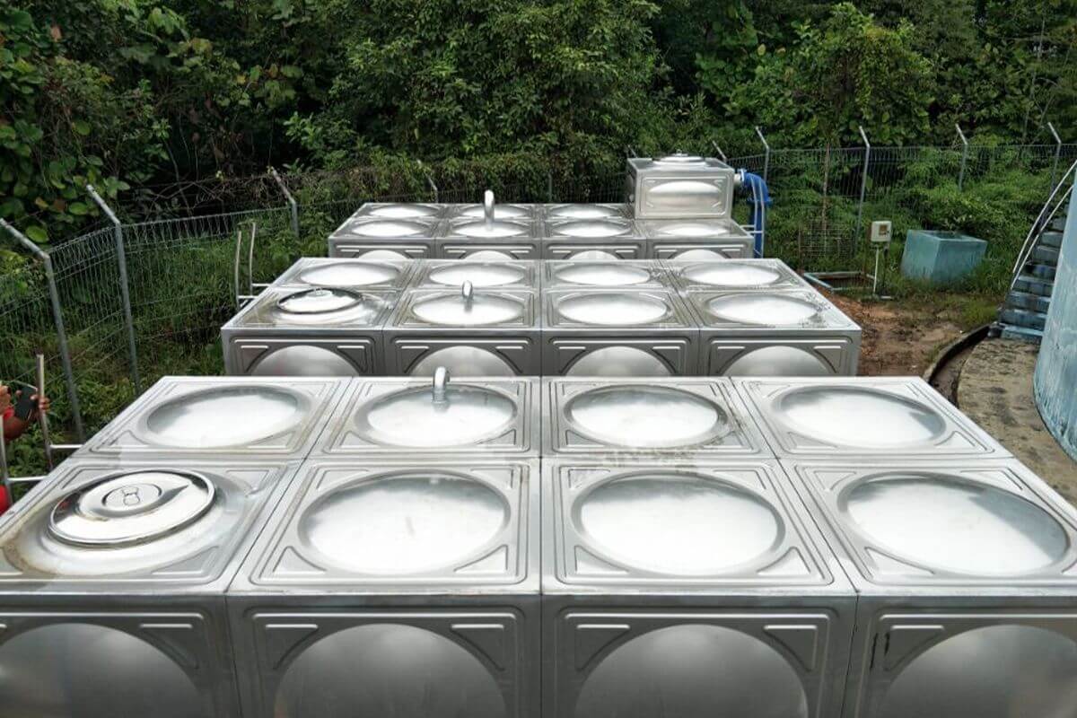 Multiple modular water tanks arranged on-site for capacity planning in a multi-building development